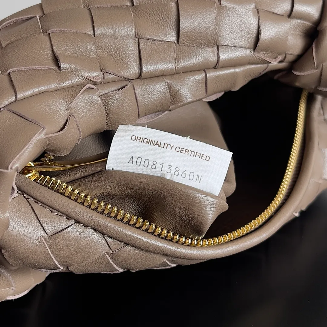 Batch 1120 Bottega veneta͙.——The latest woven knotted hobo🔥 The top-grade lambskin leather is very soft, the bag shape is unique, practical and durable. It retains the traditional woven elements while being a little more flamboyant ~ Made of hand-woven sheepskin, zipper opening and closing, curved seamless structure, effortless to match. Highly recommended⚠️⚠️⚠️ The highest-end in the market🌈 Welcome to compare [all shipped from the factory with a full set of packaging] size: 23x15x5cm.   Model: 651876